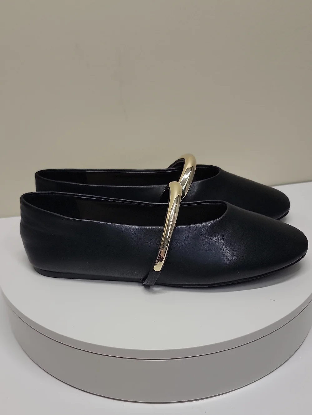 INC -NEW IN BOX- Black Mary Jane Flats with Gold Bar Accent Sz 7